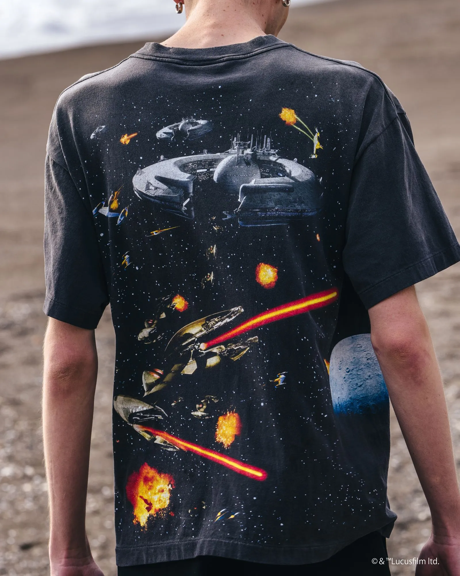 ⚠️The most complex and coolest item of this season, available in stock, available in seconds SAINT Mxxxxxx × STAR WARS SW_SS TEE /STARWARS / BLK Star Wars co-branded model. Fighter printed TEE. Washed black S-XL. Super complex and unconstrained printing design. The T-shirt using the vision of the "N-1 Star Fighter" in Star Wars is the most screen-printed item this season, reaching an astonishing 372 screens. Even the most difficult-to-print parts of the armpits are printed with luxurious printing. In addition, they are also hand-made distressed, splashed with ink, faded with water, and hand-damaged to complete this special and perfect work of art!